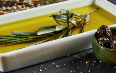 La importancia del aceite de oliva en la dieta mediterránea: sus beneficios y características.