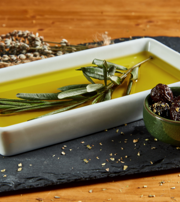 La importancia del aceite de oliva en la dieta mediterránea: sus beneficios y características.